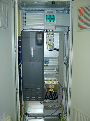 2. Bild eines Schaltschranks innen