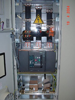 1. Bild eines Schaltschranks innen