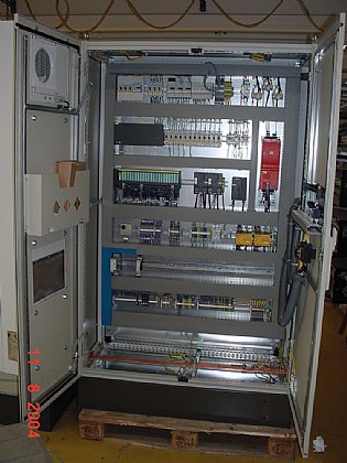 3. Bild eines Schaltschranks innen