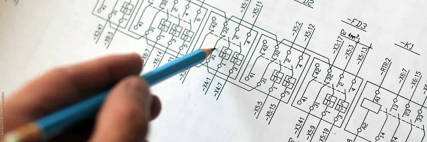 Hand mit Bleistift zeichnet auf Schaltplan BILD: Link auf Leistungen