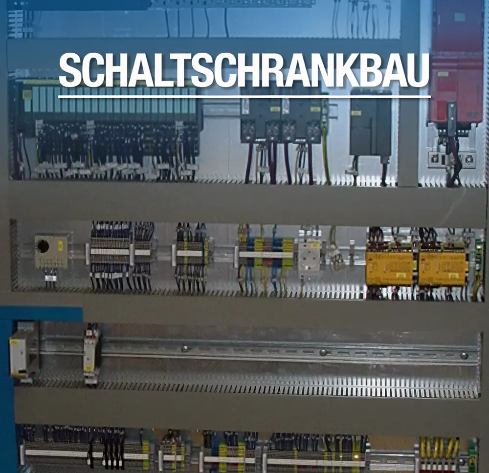 Innenraum eines Schaltschranks mit Text Schaltschrankfertigung BILD: Link zu den Leistungen