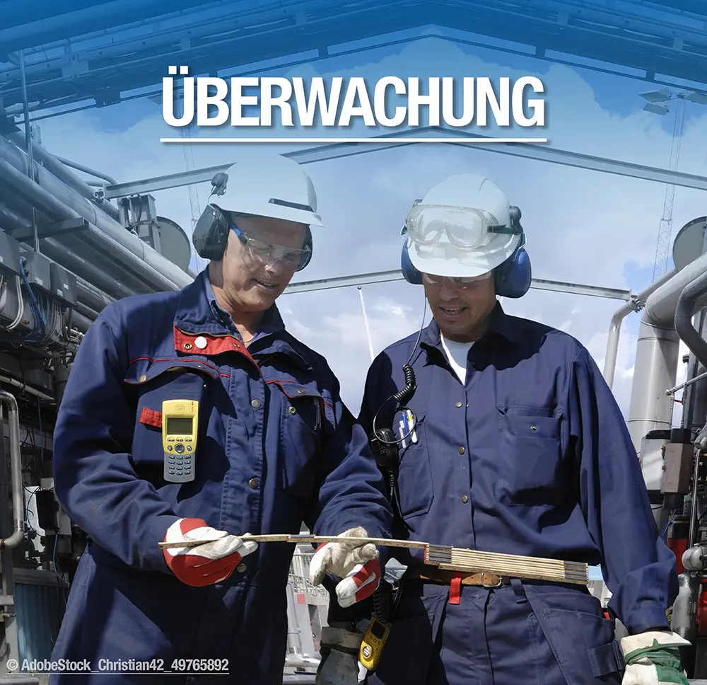 Zwei Personen in Arbeitskleidung und Helm mit Messstab in der Hand, Text Überwachung BILD: Link zu den Leistungen